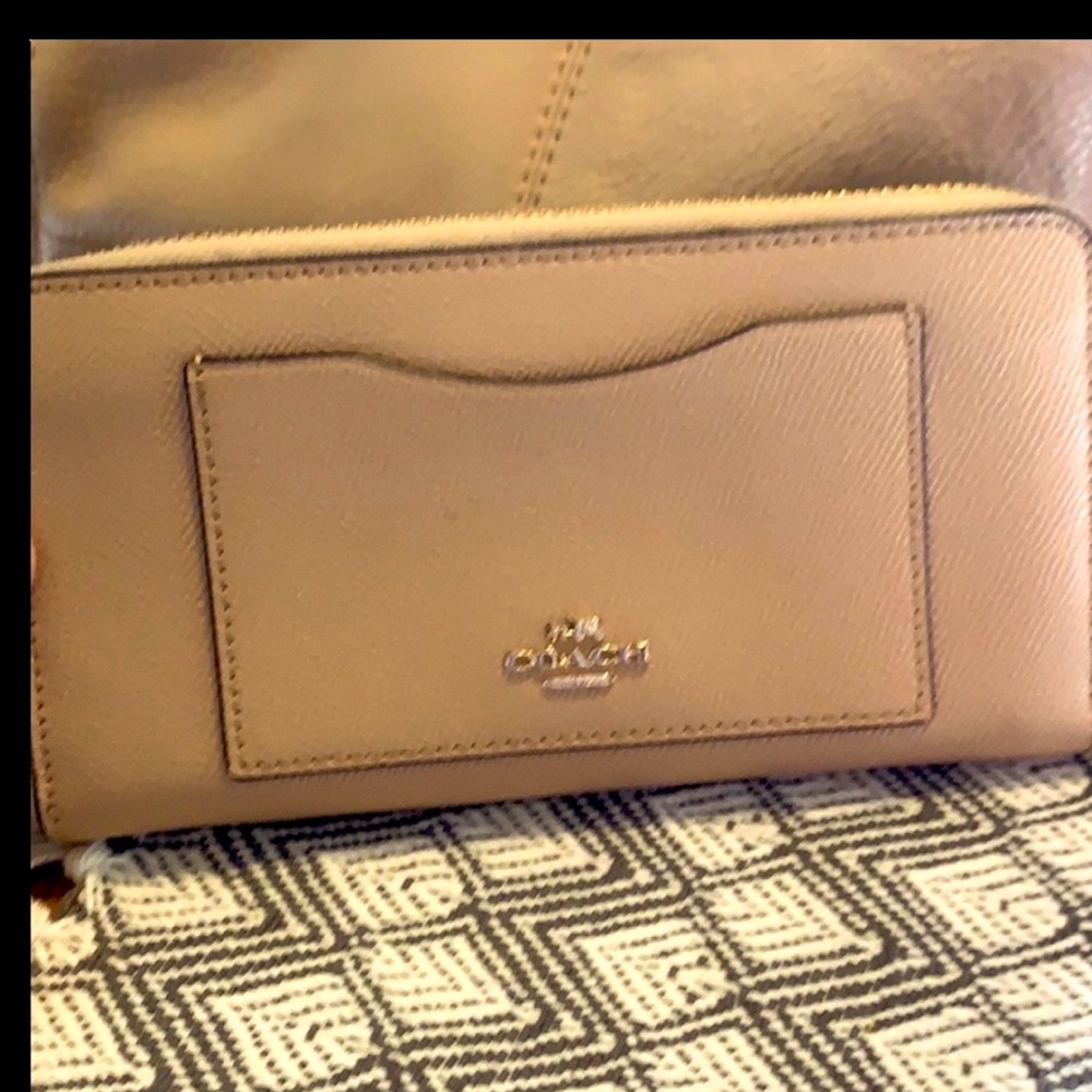 Authentic Coach Tan wallet in good condition open to offers